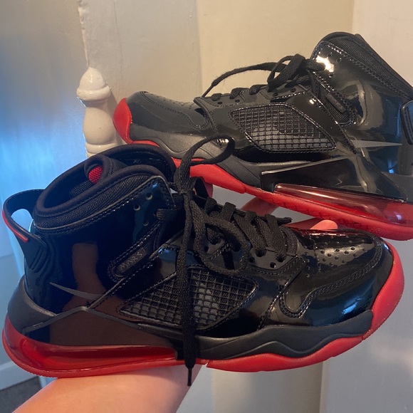 There Jordan Mars 270s size 7 in boys. - Picture 7 of 8